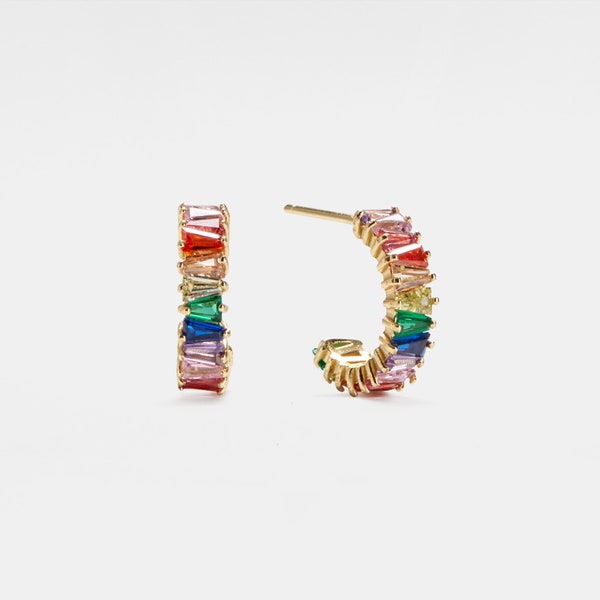 Boucles d'oreilles PERIMADE arc-en-ciel LGBTQ Pride • Boucles d'oreilles créoles demi-cercle avec pierres précieuses colorées • Boucles d'oreilles en argent plaqué or • Cadeau tendance meilleur ami