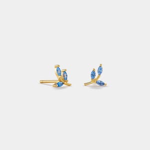 Pendientes de botón con hojas de oro delicadas de PERIMADE • Pendientes pequeños con hojas de piedras preciosas azules • Joyas de la amistad en plata de ley • Regalo moderno para el mejor amigo