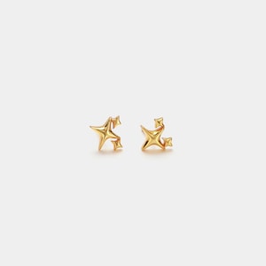 Pendientes de botón con estrella dorada delicada de PERIMADE • Pendientes de botón con estrella minimalista diminutos • Joyas de la amistad en plata de ley • Regalo moderno para el mejor amigo
