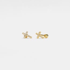 PERIMADE Zierliche Gold Kreuz Ohrstecker • Winzig kleine Kreuz Ball End Ohrringe • Sterling Silber Freundschaftsschmuck • Trendy Best Friend Geschenk