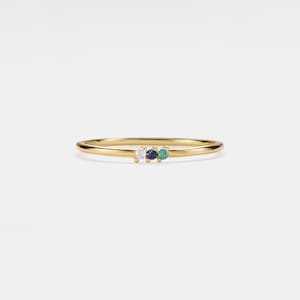 Anillo fino con piedra natal personalizada PERIMADE • Anillo apilable con triple piedra natal en oro • Joyería de la amistad en plata esterlina • Regalo moderno para el mejor amigo