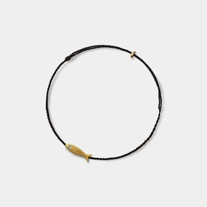 Op de afbeelding: Een armband van zwart koord met een gouden visbedel. De vis heeft een blauw edelsteenoog.