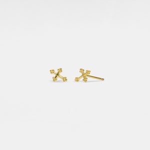 Boucles d'oreilles fines croix PERIMADE • Petites petites boucles d'oreilles croix en or • Bijoux d'amitié en argent sterling • Cadeau tendance pour meilleur ami