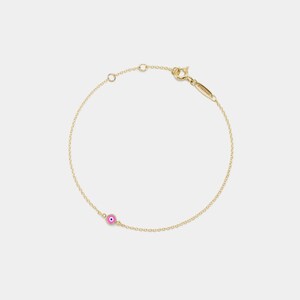 Könnte beinhalten: Zartes Armband aus goldfarbener Kette mit einem kleinen, rosa-weißen Evil-Eye-Anhänger. Das Armband hat ein schlichtes Design mit einem Karabinerverschluss. Der Anhänger ist leuchtend rosa mit weißem Zentrum.