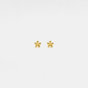 PERIMADE Dainty Flower Stud Earrings • Tiny Small Gold Flower Earrings • Sterling Silver Friendship Jewelry • Trendy Best Friend Gift