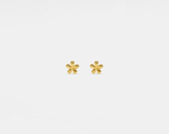 PERIMADE Dainty Flower Stud Earrings • Tiny Small Gold Flower Earrings • Sterling Silver Friendship Jewelry • Trendy Best Friend Gift