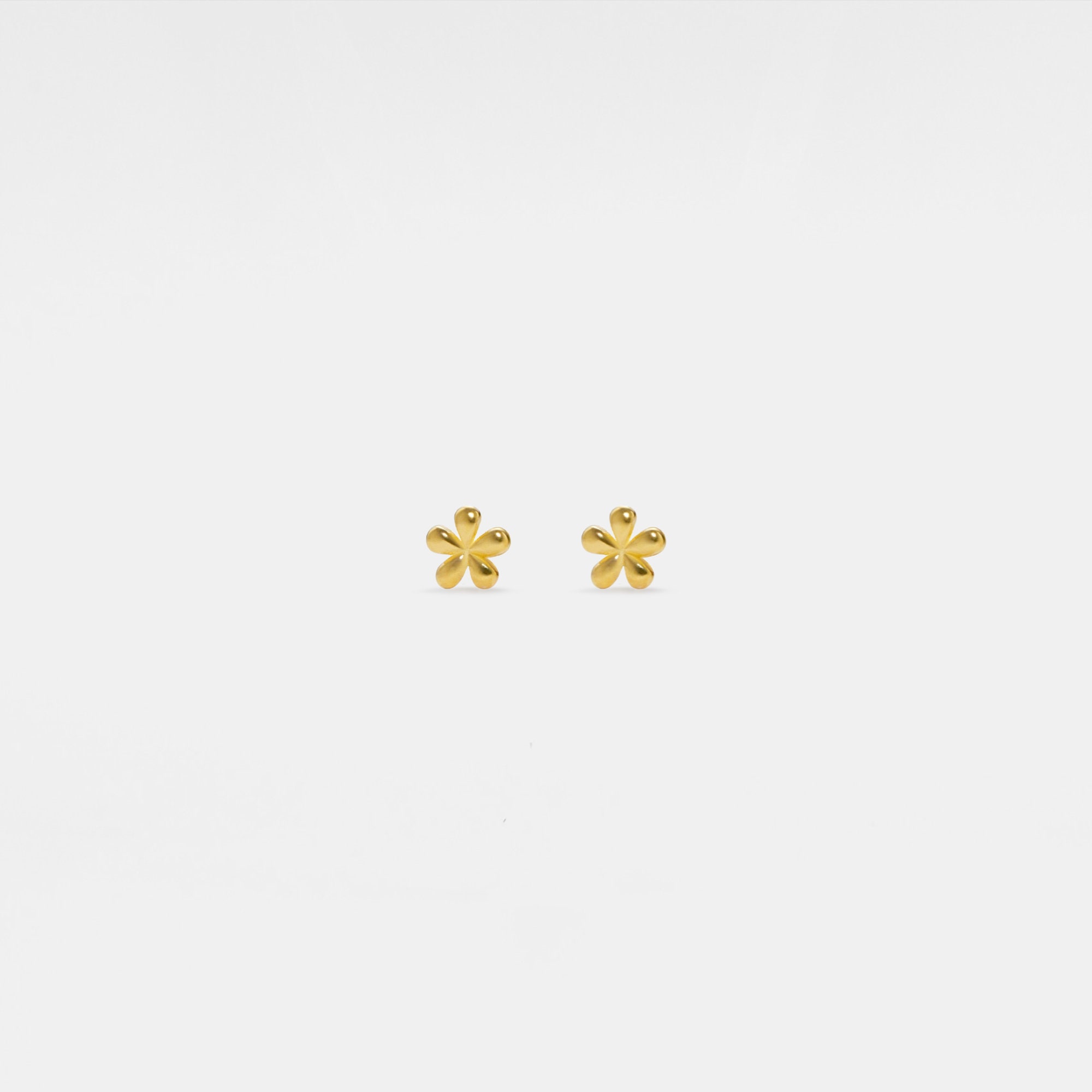 PERIMADE Dainty Flower Stud Earrings • Tiny Small Gold Flower Earrings • Sterling Silver Friendship Jewelry • Trendy Best Friend Gift