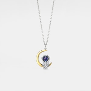 PERIMADE Silberne Astronauten-Weltraumprojektions-Halskette • Hundertsprache-Schmuck • Individueller Erinnerungsfoto-Anhänger • Mond-Stern-Paargeschenk
