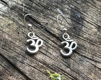 Orecchini Pendenti In Argento 925 Con Simbolo Om Aum - Un Accento Spirituale Al Tuo Look