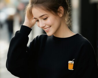 Sudadera con estampado de zumo de naranja, estilo minimalista frutal, ropa urbana estética, unisex, cómoda, cuello redondo Gildan 18000.