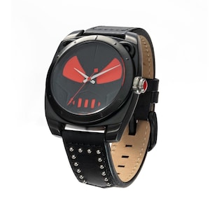 Puede incluir: Reloj de pulsera negro con una correa de cuero negro y una esfera negra con un diseño de calavera roja.