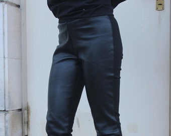 Schwarze Leder Leggings vorne / Schwarze Leggings / Lange Enge Hose / Lässige Schwarze Hose / Lange Schlanke Hose / Moderne Urban Streetwear