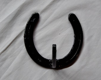 Single horseshoe hook