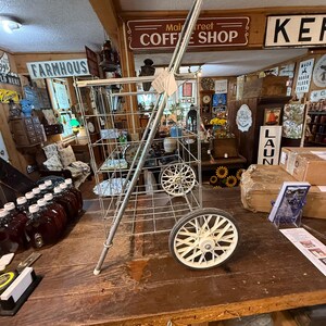 ビンテージの古い金属製折りたたみ式食料品車またはランドリーカート。
