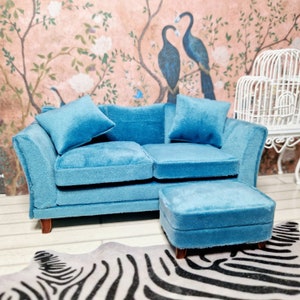 Miniaturowy puf do domku dla lalek w skali 12, dioramy lub roomboxa. Sofa sprzedawana oddzielnie.