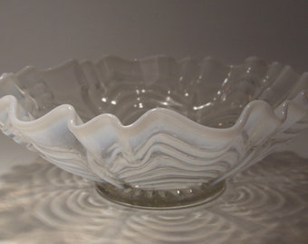 Art Deco clear opalescent bowl done in Depression glass, ruffled style