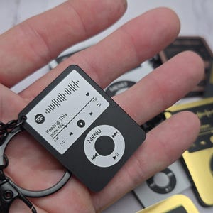 MINI Individueller Retro iPod Musikmachen Schlüsselanhänger - Schlüsselanhänger | Gebürstetes Metall Acryl | Personalisierte gravierte Musik Schlüsselanhänger