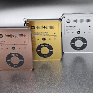 Benutzerdefinierter Code Retro iPod Schlüsselanhänger - Scannable Song Geschenk | Gebürstetes Metall Acryl | Personalisierte gravierte Musik Schlüsselanhänger