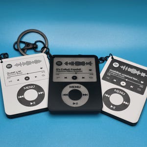 Benutzerdefinierter Code Retro iPod Schlüsselanhänger - Scannable Song Geschenk | Schwarz und Weiß Acryl | Personalisierte gravierte Musik Schlüsselanhänger