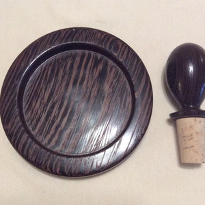Handmade Lathe-turned Wenge&#39; Wooden Wine Bottle Stopper and Wine Bottle Coaster Set