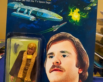 Figura de acción articulada/posable pintada a mano de Battlestar Galactica JOLLY, personalizada, neo vintage, de 3,75 pulgadas, para réplica vintage en el reverso de la tarjeta.