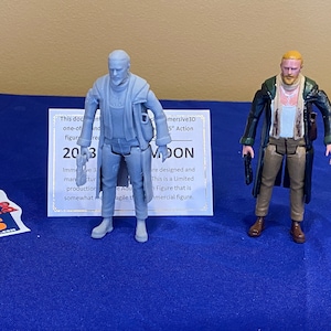 Puede incluir: Dos figuras de acción grises y marrones, una con una pistola y la otra con un cuchillo, de pie sobre una superficie azul. Las figuras miden 12,7 cm de alto y forman parte de una colección de edición limitada. El texto en la tarjeta dice "Immersive 3D 5" Action Moon".