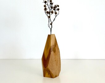 Geometrische Holzvase, getrocknete Blumen und recycelte Zitrone
