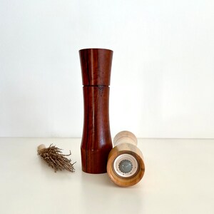 Bottom of salt and pepper grinder showing Crushgrind ceramic grinding mechanism and the adjustment knob