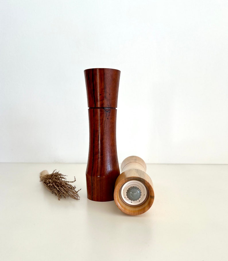 Bottom of salt and pepper grinder showing Crushgrind ceramic grinding mechanism and the adjustment knob