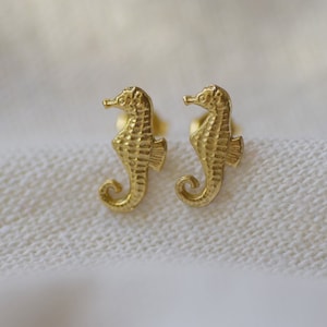 Dainty SeaHorse Stud Earring, Gold Sea Horse Earring, Tiny Fish Earrings, Animal Minimal Stud Earrings, Gold Fish Jewelry, Fish Lover Gift