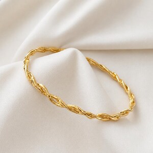 Armband med ekologiskt guldranka, armband med tvinnad gren, minimalistisk guldmanschett, naturinspirerade smycken, handgjord present till kvinnor, kvistarmband