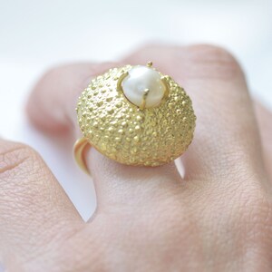 Anillo con perla, anillo de erizo de mar, anillo ajustable con hallazgos marinos, anillo de compromiso novedoso, anillo de concha marina, joyería de verano, anillo de boda en la playa