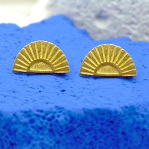 Small Sun Stud Earrings, Summer Studs, Gold Dainty Studs, Tiny Gold Studs, Delicate studs, Minimal earrings, Dainty Jewelry, Sun Earrings