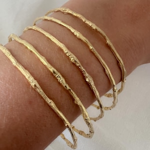 Armband med kvistgrenar i guld, stapelbara armband, armband med kvistar i naturfärgade blommor, smalt, tunt, stapelbart armband med skogsmark