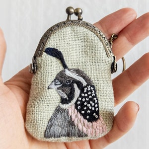 Bolsa de codorna californiana pequena bolsa de moedas bordada à mão com fecho de beijo, pássaro de linho exclusivo nº 31