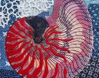Stickerei Patch Aufnäher Nautilus Pompilius Muschel Maschinenstickerei Textilkunst Collage Textile Art Upcycling Stoffkunst Stoffreste Nr 51