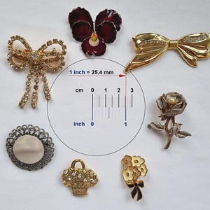 Set of old vintage brooches mixed styles sizes designs old brooches pansies brooch bundle collection retro accessories quantity 7 pieces