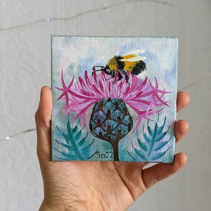 Bumblebee Thistle Pintura a óleo Original pintado à mão Pintura em miniatura Mini Natureza Arte Animal Flor Espinhos Insetos Jardim 10 x 10 cm No.