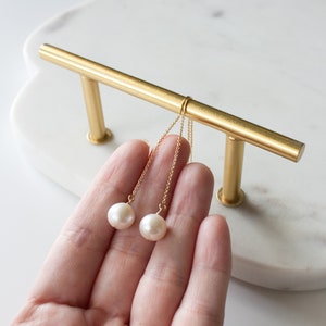 Neri Pearl Threader Earrings, 14k Gold Filled Threaders, White Pearl Dangle Earrings, Pearl Drop Earrings, Bridesmaid Earrings image 2