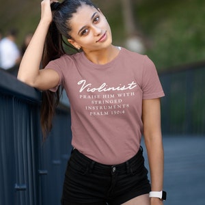 Geiger T-Shirt, Geigenspieler Geschenk, Psalm 150: 4 Lobe ihn mit Streichinstrumenten, Geigenmusik Erwachsene Unisex T-Shirt / Kinder T-Shirt
