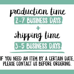 Op de afbeelding: Een afbeelding met de tekst "production time 2-7 BUSINESS DAYS + shipping time 3-5 BUSINESS DAYS." De tekst is in handschrift geschreven. Onder de tekst staat een zin die luidt "IF YOU NEED AN ITEM BY A CERTAIN DATE, PLEASE CONTACT US BEFORE ORDERING."