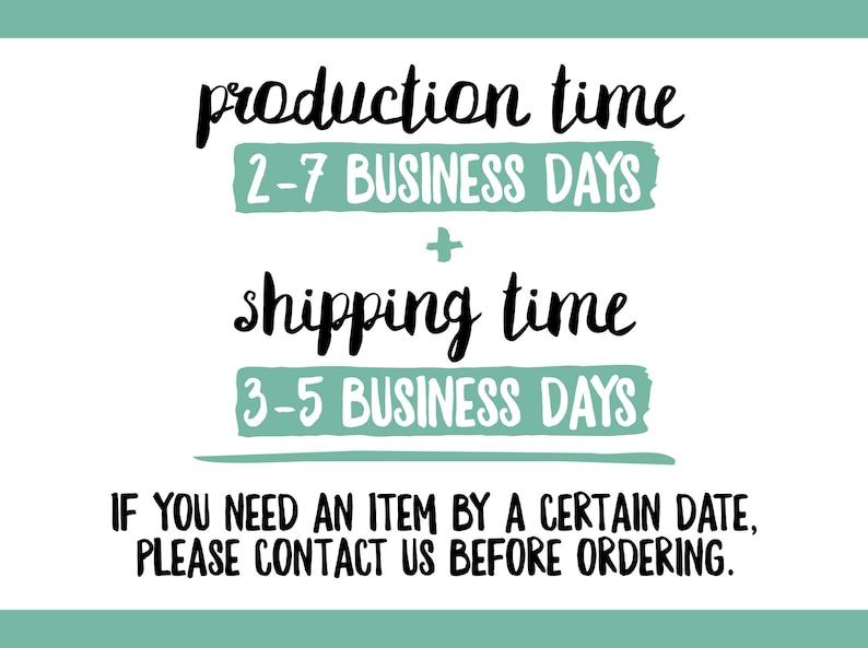 Op de afbeelding: Een afbeelding met de tekst "production time 2-7 BUSINESS DAYS + shipping time 3-5 BUSINESS DAYS." De tekst is in handschrift geschreven. Onder de tekst staat een zin die luidt "IF YOU NEED AN ITEM BY A CERTAIN DATE, PLEASE CONTACT US BEFORE ORDERING."