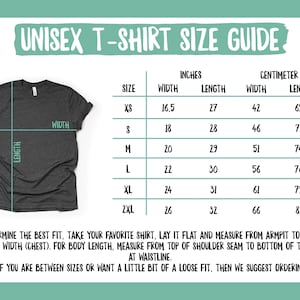 Op de afbeelding: Unisex t-shirt maattabel met een tabel die de afmetingen in inches en centimeters laat zien voor maten XS tot 2XL. De tabel bevat de breedte- en lengtemaat voor elke maat.