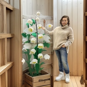 Mughetto gigante in schiuma su supporto in metallo, enorme fiore primaverile per la decorazione e l'esposizione della vetrina, festa di Alice nel Paese delle Meraviglie