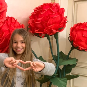 Rosa gigante rossa di carta autoportante con stelo e stelo, decorazione per feste di Alice nel paese delle meraviglie, fiori grandi, enorme fondale per matrimonio, muro da giardino