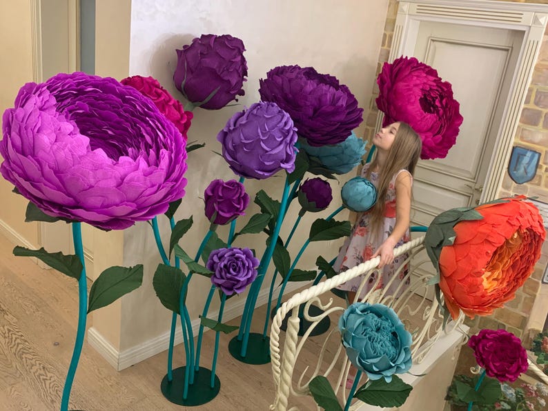 SET 15 Giant Paper or Foam Flowers With Metal Stands, Alice in