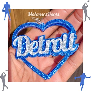 ¡NUEVO! ¡Aretes de corazón ligeros y personalizados inspirados en los colores del equipo de Detroit Michigan! ¡ENVÍO RÁPIDO!