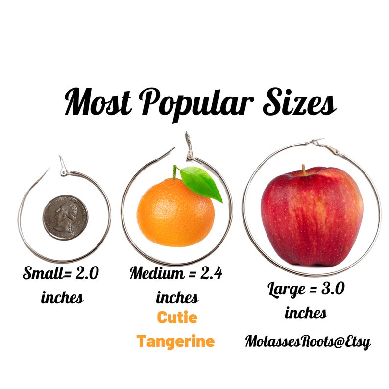 Op de afbeelding: Afbeelding met drie maten oorringen. Klein is 5,08 cm, medium is 6,1 cm en groot is 7,62 cm. Een kwart dollar, een mandarijn en een appel worden gebruikt om de maten weer te geven. De tekst luidt "Most Popular Sizes", "Cutie Tangerine" en "MolassesRoots@Etsy".