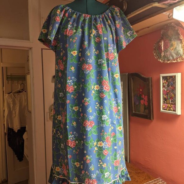 XL Cool Women's Vintage Sheet Long Ruffled Nightgown!!