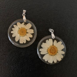 2 white pressed flower circle pendants, charms flower, flower charm, pressed flowers, flower charm silver, silver flower charm, white flower